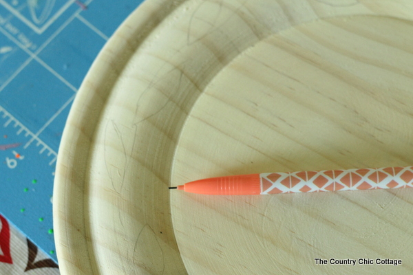 RIT Dye on Fall Plates -- RIT dye will stain wood! Use it to make these fun plates in fall colors!