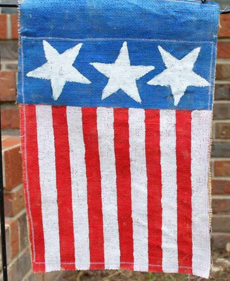 This burlap garden flag is perfect for summer and can be made in just minutes!